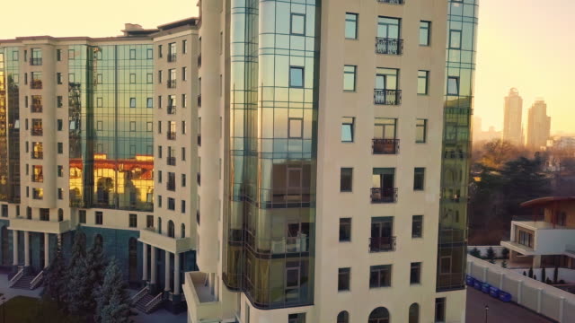 Drone-Flight-Luftaufnahmen:-Malerische-Aussicht-auf-Stadtbild-mit-Glas-Business-Center-im-Abendlicht