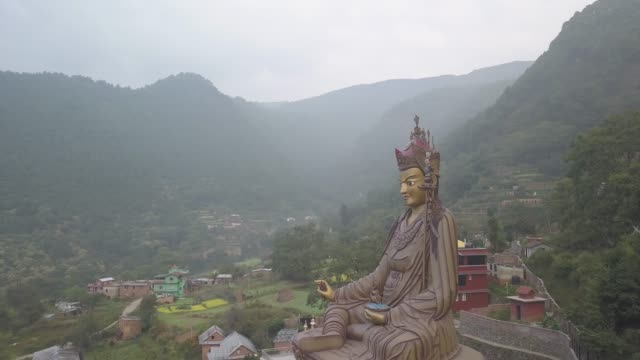 Vista-de-la-estatua-de-Guru-Padmasambhava,-Valle-de-Katmandú,-Nepal---16-de-octubre-de-2017