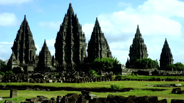 Schöne-Zeitraffer-von-bewegte-Wolken-am-Prambanan-Tempel