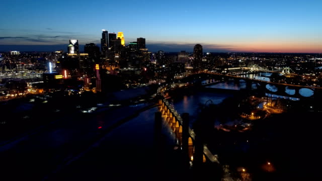 Stadt-von-Minneapolis-Skyline-bei-Nacht-in-4K---Antenne