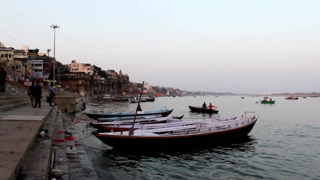 Ciudad-de-Benarés,-río-Ganges-y-barcos,-Uttar-Pradesh,-la-India,-en-tiempo-Real