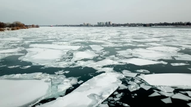 Flujo-de-flujos-de-hielo-en-el-río-de-Detroit