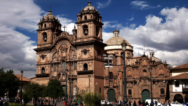 Außenansicht-der-Kirche-der-Gesellschaft-Jesu-in-der-Stadt-cusco