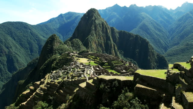Schuss-von-Machu-Picchu-schwenken-an-einem-sonnigen-Morgen