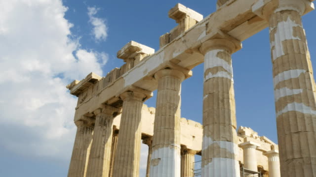 Gimbal-erschossen,-vorbei-an-Säulen-des-Parthenon-in-Athen