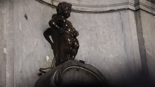 Manneken-Pis,-kleiner-Mann-pinkeln,-Wahrzeichen-von-Brüssel,-Belgien