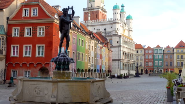 Brunnen-mit-Statue-im-alten-Stadt-Quadrat-von-Poznan-in-Polen