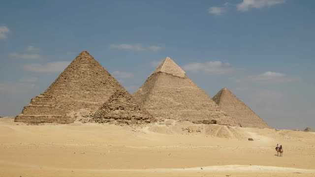 pirámides-de-giza-y-dos-camellos-en-el-cairo,-Egipto