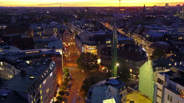 Vista-aérea-de-red-cubiertas-en-ciudad-vieja-en-la-noche,-Munich,-Alemania