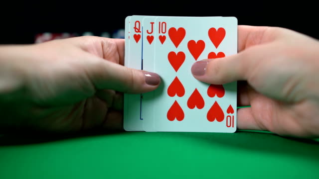 Manos-de-jugador-de-Poker-revelando-escalera-real,-ganar-tarjetas,-estrategia-de-éxito
