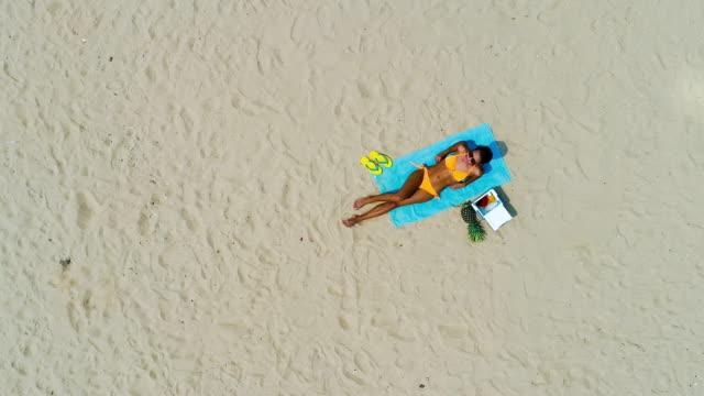 Draufsicht-Drohne-Aufnahme-Frau-Entspannung-am-Strand-im-Sommer