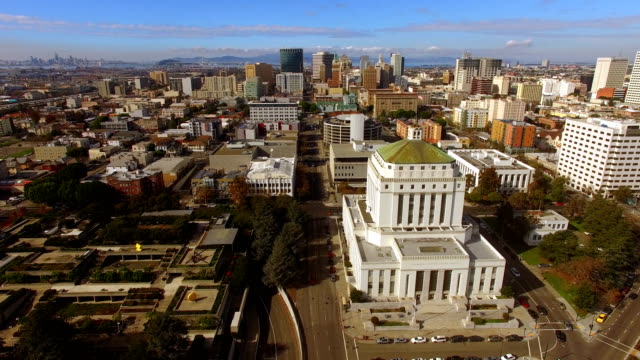 Derecho-de-seguimiento-del-centro-de-Oakland-San-Francisco-se-puede-ver-en-el-fondo