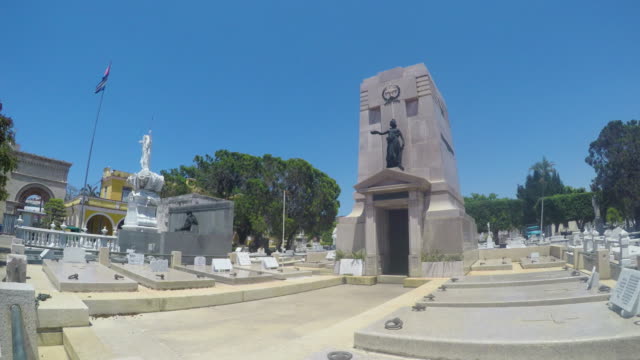 Sepulcros-y-estatuas-en-el-Cementerio-de-Colón-de-la-Habana-Cuba