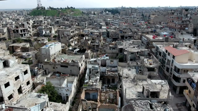 Luftaufnahme-über-zerstörten-Homs-in-Syrien