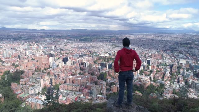 Hombre-mirando-a-Bogotá-desde-la-montaña
