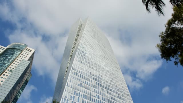 Timelapse-of-modern-glass-skyscraper-in-Tel-Aviv,-Israel-with-cloud-relfections
