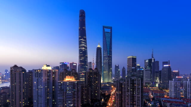 4K-tiempo-de-lapso-(de-día-a-noche)---paisaje-urbano-y-el-horizonte-de-Shanghai