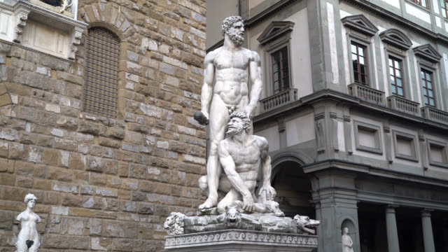 Piazza-della-Signoria,-Florenz,-Toskana,-Italien.-Blick-auf-die-Ercole-e-Caco-statue