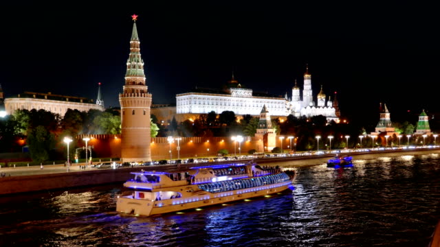 Vista-nocturna-del-río-Moscú-y-Moscú-con-cruceros,-Rusia.