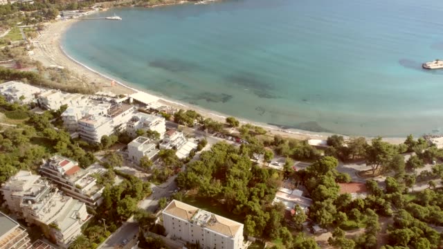 Vista-aérea-de-los-edificios-de-vacaciones-frente-a-la-playa-en-Alithini,-isla-de-Syros