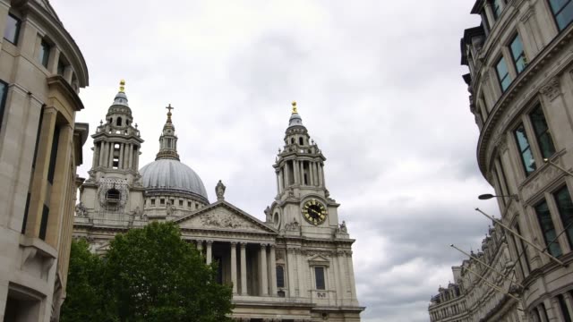 Vista-de-ángulo-bajo-drone-toma-de-Catedral-de-San-Pablo-en-Londres,-una-catedral-de-la-iglesia-de-Inglaterra-y-es-el-asiento-del-obispo-de-Londres.