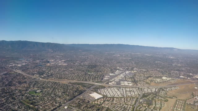 Ansicht-einer-großen-Autobahn-von-San-Jose-aus-der-Luft