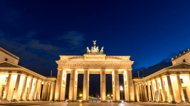Berlin-Germany-time-lapse-4K,-city-skyline-day-to-night-timelapse-at-Brandenburg-Gate-(Brandenburger-Tor)