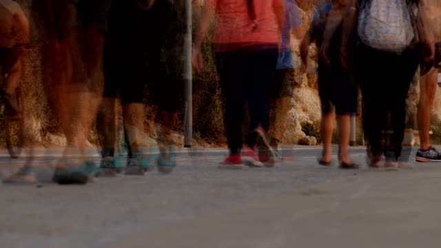 Zu-Fuß-Menschen-drängen-sich-4K-Zeitraffer-zu-Fuß-auf-dem-Bürgersteig-Strand