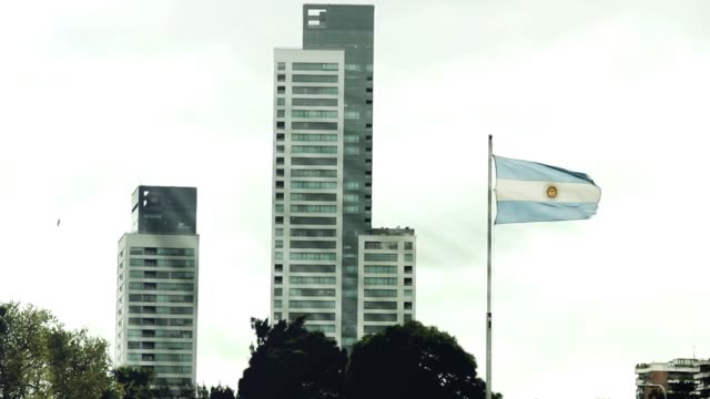 Argentinien-Flagge-und-Gebäude-von-Buenos-Aires-(Argentinien).