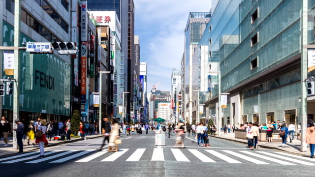 TOKYO,-JAPAN-Fußgänger-gehen-und-Einkaufen-im-Ginza-Viertel.