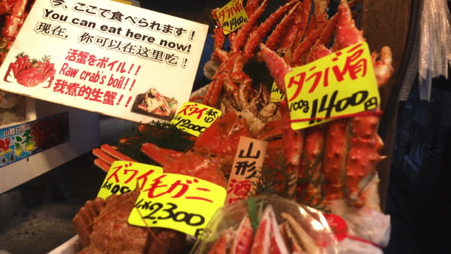 Pan-krabbenbeine-und-Meeresfrüchte-in-einer-japanischen-Fischmarkt