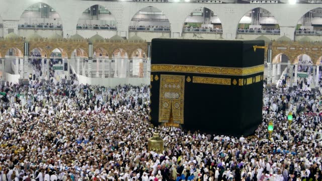 Muslim-pilgrims-circumambulating-the-Kaaba-in-Masjidil-Haram,-Mecca,-Saudi-Arabia.