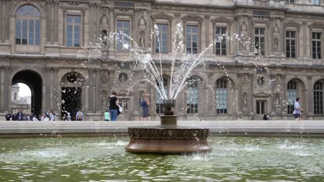 París,-Francia,-27-de-agosto-de-2018-fuentes-en-el-Palacio-de-Louvre-4-K-10-Bit