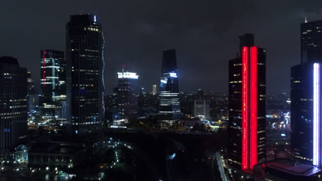 Rascacielos-en-Estambul-en-la-noche:-vista-aérea-Drone-de-edificios-iluminados