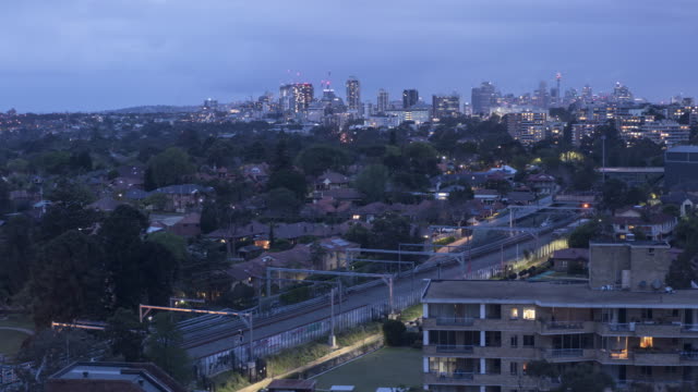 Bahnstrecke-in-Chatswood-NSW-Sydney-City-im-Hintergrund-Zeitraffer-Twilight-Zeit