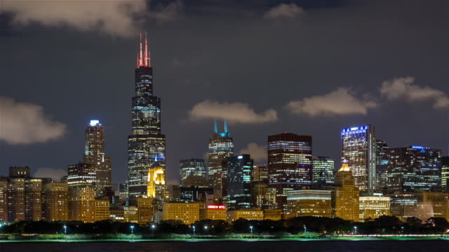Chicago-City-Skyline-bei-Nacht-mit-Wolken-Zeitraffer