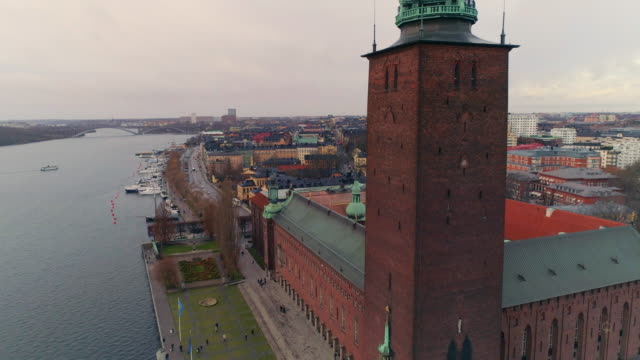 Drone-tiro-del-Ayuntamiento-de-Estocolmo.-Stockholms-stadshus,-Premio-Nobel-de-edificio-del-Ayuntamiento.-Kungsholmen