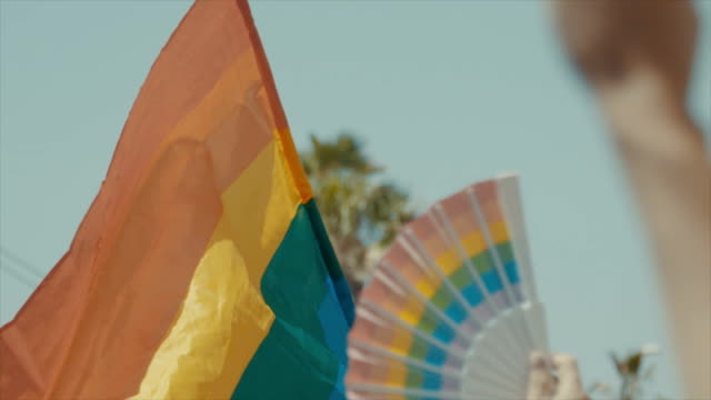 Slow-Motion-der-Pride-Flagge-winken-während-einer-Pride-parade