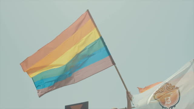 Slow-Motion-der-Pride-Flagge-winken-während-einer-Pride-parade