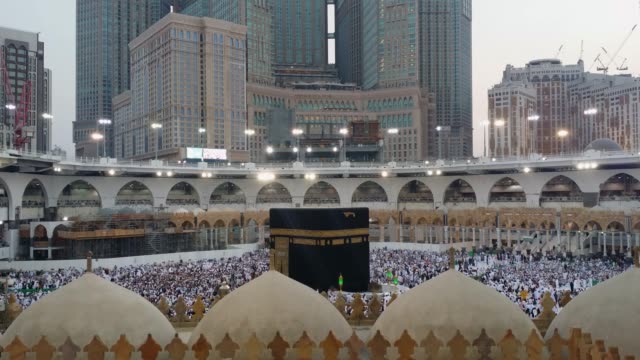 Muslimische-Pilger-umkreisen-und-beten-vor-der-Kaaba