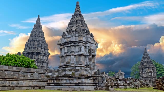 Templo-de-Prambanan-en-Java-Indonesia-al-atardecer