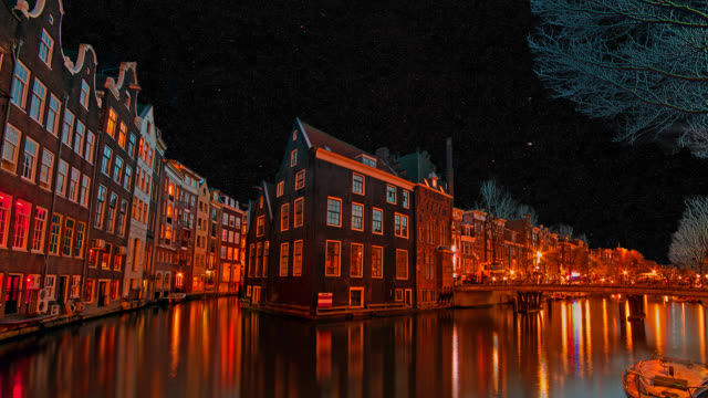 El-casco-antiguo-de-Amsterdam-en-los-países-bajos-en-la-noche