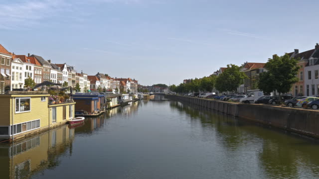 Arquitectura-holandesa-junto-al-mar-y-las-aguas-del-Canal