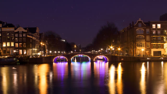 Amsterdam-am-Fluss-Amstel-in-den-Niederlanden-in-der-Nacht