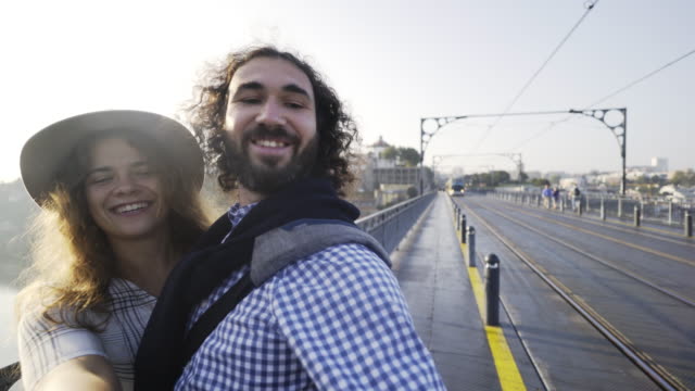 Toma-de-la-feliz-pareja-selfie-en-puente