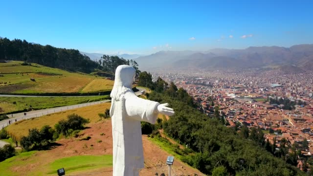 Hermosa-toma-aérea-de-Cristo-blanco-y-forrest.-Latinoamérica.