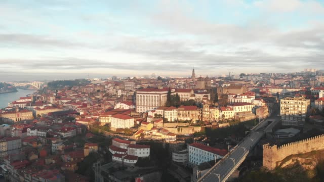 Vista-aérea-de-Dom-Luis-puente-y-ciudad-de-Oporto-durante-la-puesta-de-sol/amanecer