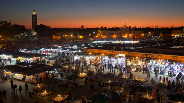 Marrakesch,-Marokko.-Post-Sonnenuntergang-Abend-Schuss-von-Massen-von-Menschen,-die-über-den-Marktplatz-am-Jemaa-el-Fna-Platz.-UHD