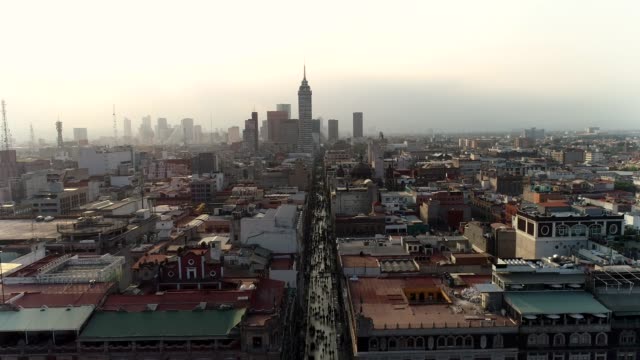 Mexiko-Stadt,-Überquerung-von-Madero-und-lateinamerikanischem-Turm,-Blick-auf-die-Altstadt-mit-Drohne