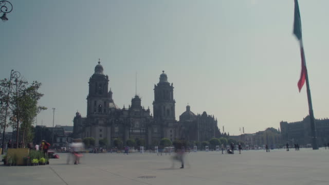 Time-lapse-of-the-Zocálo-with-flag-waving.